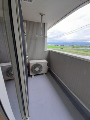 【バルコニー】 | セレーノⅡ | 外からの目が気にならないバルコニーで洗濯物が干せます