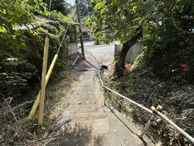下田市　白浜のその他|道路から家までの歩き道　階段