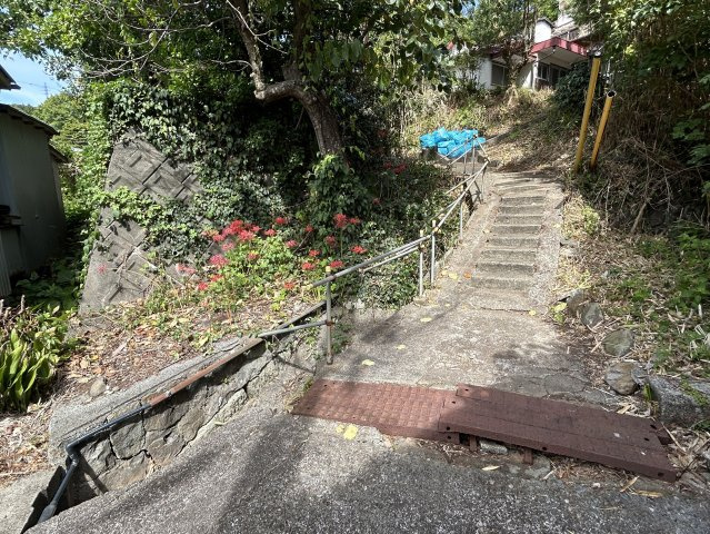 下田市　白浜のその他|道路から家に向かう進入路入口