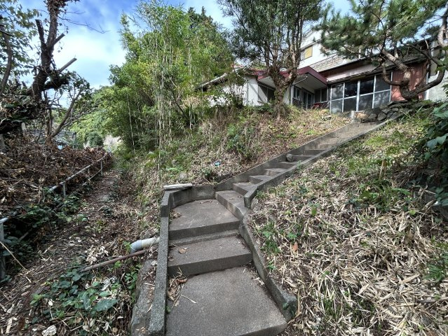 下田市　白浜のその他|道路から家までの歩き道　階段
