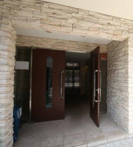 プレール・ドゥーク新高円寺のエントランス