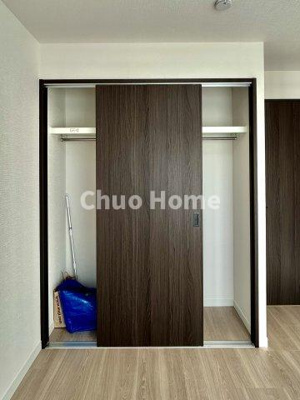 【収納】 | ヴェラハイツ隅田公園 | 居室にはクローゼットを完備し、自由度の高い家具の配置が叶うシンプルな空間です。お子様の成長と必要になる子供部屋を与えるにはぴったりの間取りですね。