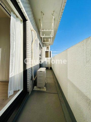 【バルコニー】 | ヴェラハイツ隅田公園 | 【バルコニー】幅もあって、奥行きもあるゆとりのバルコニー。洗濯物を干したり乾かしたりだけでなく、ただ出てみるだけでも気持ちいいですよ。