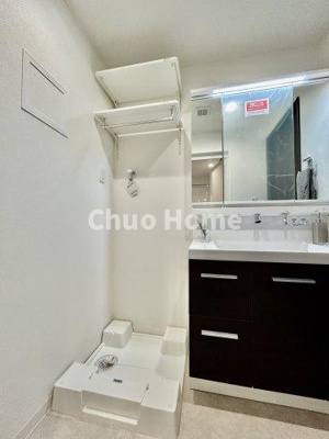 【ランドリースペース】 | ヴェラハイツ隅田公園 | 【ランドリースペース】担当者がスケールを持ち歩いておりますので、ご見学時には現在お使いの洗濯機などがきちんと収まるかなどもチェックして下さい。見学前に測っておくと非常に便利だと思います。