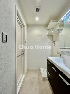 【脱衣所】 | ヴェラハイツ隅田公園 | 【洗面所】明るい洗面所は朝をすっきりさせてくれる空間です。バタバタしている忙しい朝でも収納が多い洗面台では短い時間で効率良く支度ができます。