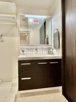 【独立洗面台】 | ヴェラハイツ隅田公園 | 【洗面化粧台】洗面化粧台には三面鏡を採用。身だしなみを整えやすい事はもちろんですが、鏡の後ろに収納スペースを設ける事により、散らかりやすい洗面スペースをすっきりさせる事が出来るのも嬉しいですね