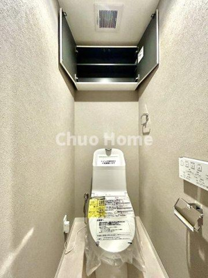 【トイレ】 | ヴェラハイツ隅田公園 | 【トイレ】 収納スペースをしっかりと確保した温水洗浄便座機能付きトイレ。温水洗浄便座は清潔にお使いいただくための大切なアイテムです。