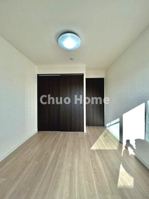 【洋室】 | ヴェラハイツ隅田公園 | 【洋室】快適に過ごす条件は、一人ひとり違います。だからこそ飾り過ぎないシンプルな内装と偏り過ぎないデザインで統一しております。居住していく中でオーナー様だけの【マイホーム】に創り上げて下さい