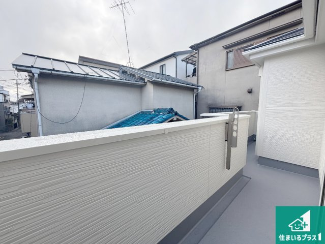 5日(土)6日(日)現地ご見学可能！　寝屋川市葛原　限定1邸のバルコニー|ワイドバルコニーは洗濯物を干すスペースが広いのでご家族が多くても安心！