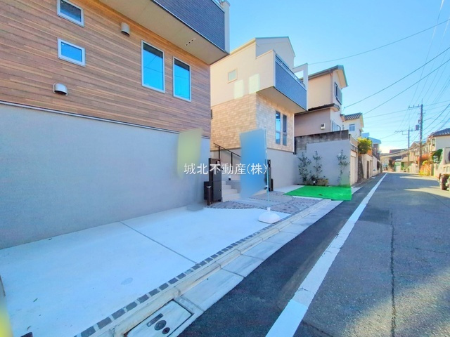 練馬区大泉町2丁目 全4棟 C号棟の前面道路含む現地写真