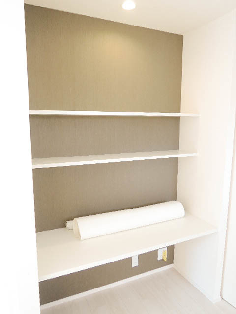 パルフェ鵠沼Ｂの居間・リビング|作業スペース台