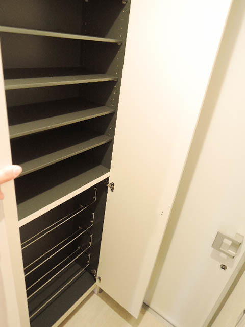 パルフェ鵠沼Ｂの玄関|玄関にはトールタイプのシューズボックス