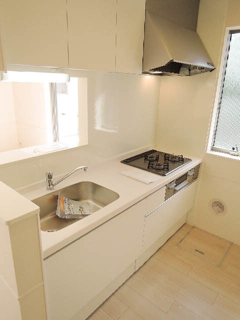 パルフェ鵠沼Ｂのキッチン|料理の幅も広がるグリル付ガス３口システムキッチン