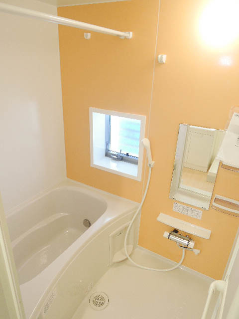 パルフェ鵠沼Ｂの浴室|窓のある明るいバスルーム