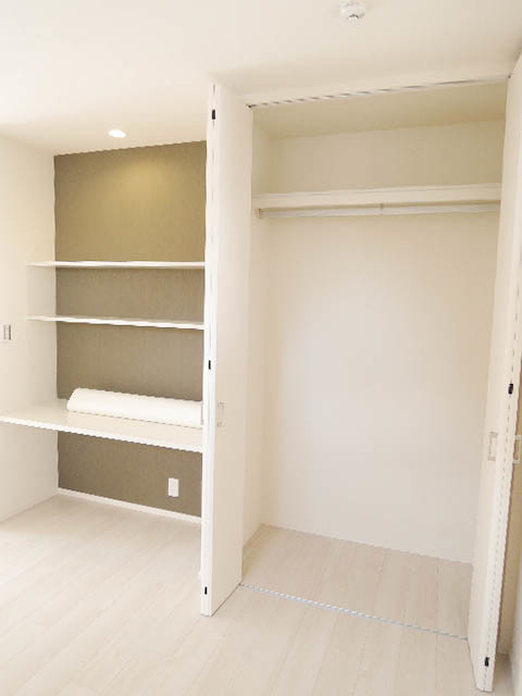 パルフェ鵠沼Ｂの収納|天井までの高さのあるクロゼット