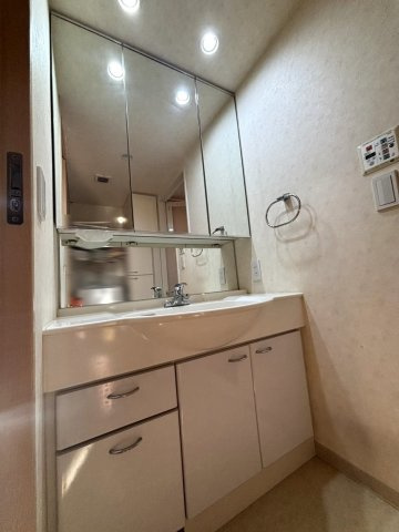 ウィズ松戸陽だまりの丘の独立洗面台|洗面台/3面鏡で身支度に便利