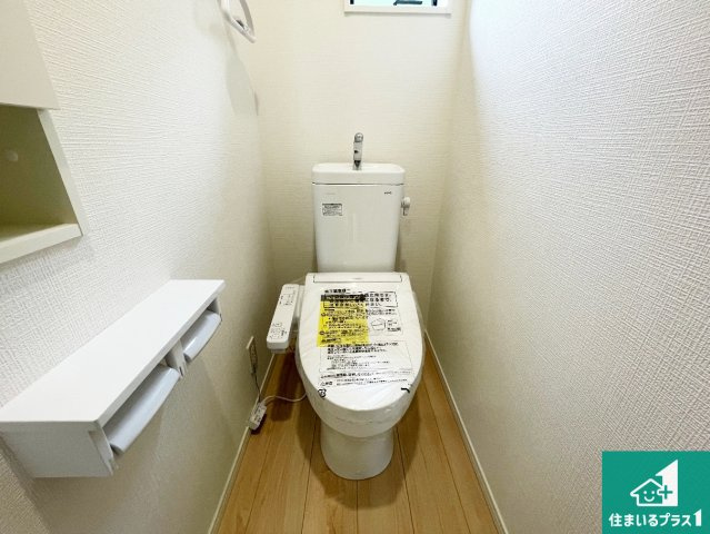 ★現地見学可能！木津川市木津清水　第32期　新築一戸建てのトイレ|1・2階の2ヶ所にあるので、朝の忙しい時間の順番待ちもなく、深夜の利用にも大変便利です。
