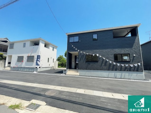 ★現地見学可能！木津川市木津清水　第32期　新築一戸建ての前面道路含む現地写真|周辺は閑静な住宅街！前面道路広々で車の出し入れも便利です。駐車が苦手な方でも安心して車庫入れできます！