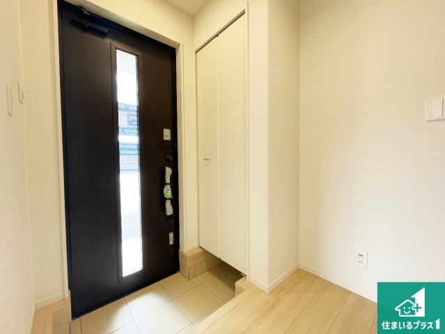 ★現地見学可能！木津川市木津清水　第32期　新築一戸建ての玄関|シューズボックスにはたくさんの靴が収納できるので玄関周りはいつもスッキリ！ご家族が増えても安心！