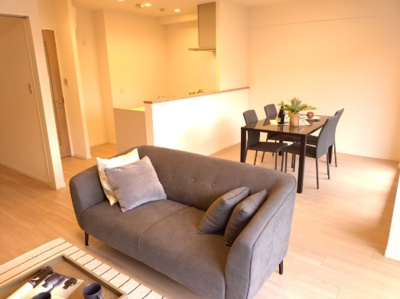 【居間・リビング】 | セルヴィオ2番館 | 落ち着いた色調の洋室です