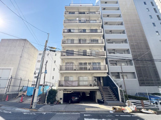 【外観】 | 手入れの行き届いた外壁やエントランスなど、「見ればわかる」レベルで清潔感を保ったマンションです。築年数を感じさせない姿で皆様をお出迎えします。～即日のご見学可能～　お問合せはお気軽にどうぞ。