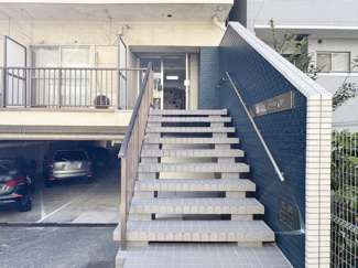 【エントランス】 | お客様を、そして住人を出迎えてくれるマンションのエントランス。ゴミが落ちていないことからも、管理状態の良さや住民の節度の高さが見て取れます。～即日のご見学可能～　お問合せはお気軽にどうぞ。