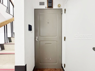 【その他共用部分】 | 皆様をお迎えする、お部屋の玄関ドア。開けやすさや開放角度、ドアノブの操作しやすさや鍵の形状などを、現地で一度ご確認ください。～即日のご見学可能～　お問合せはお気軽にどうぞ。