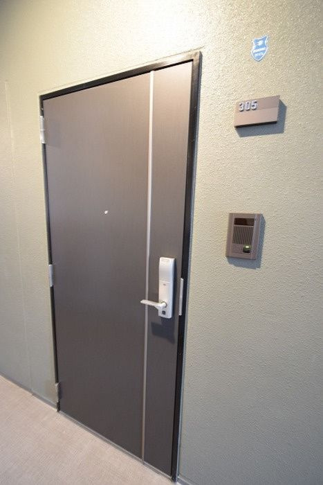 フォレ・リビエール磯辺通の玄関