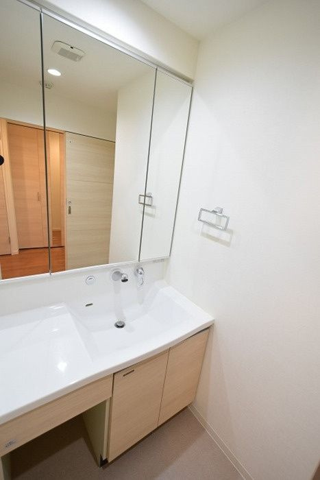 フォレ・リビエール磯辺通の独立洗面台