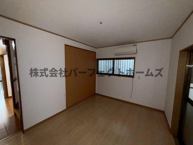 養父丘2丁目テラスの洋室|落ち着いた色調の洋室です
