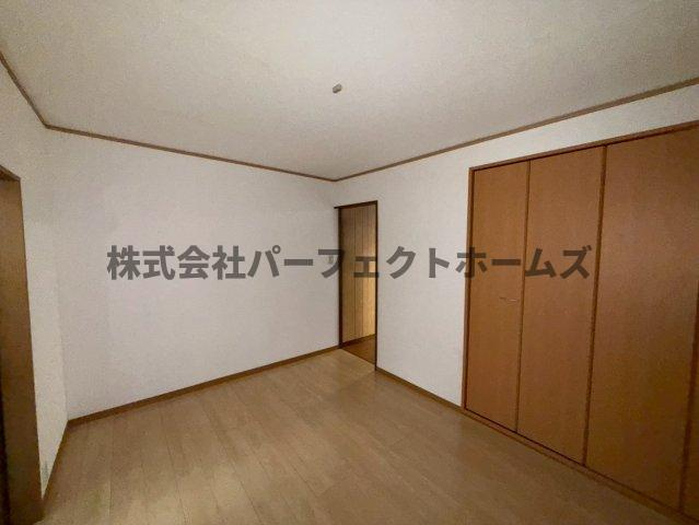養父丘2丁目テラスの洋室|落ち着いた色調の洋室です