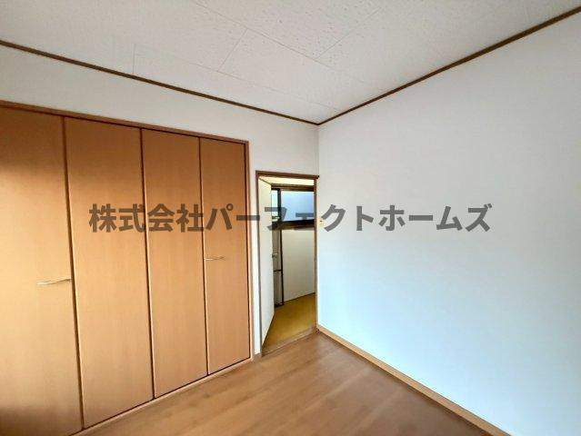 養父丘2丁目テラスの洋室|落ち着いた色調の洋室です