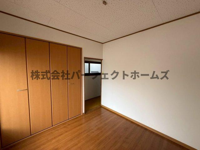 養父丘2丁目テラスの洋室|落ち着いた色調の洋室です