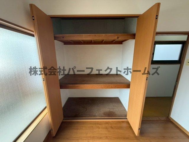 養父丘2丁目テラスの収納|こまごまとしたものを収納できそうですね