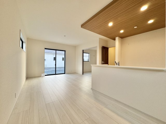 中央区遠州浜2丁目　1号棟の居間・リビング|あたたかな印象のリビングはご家族のだんらんのスペース♪