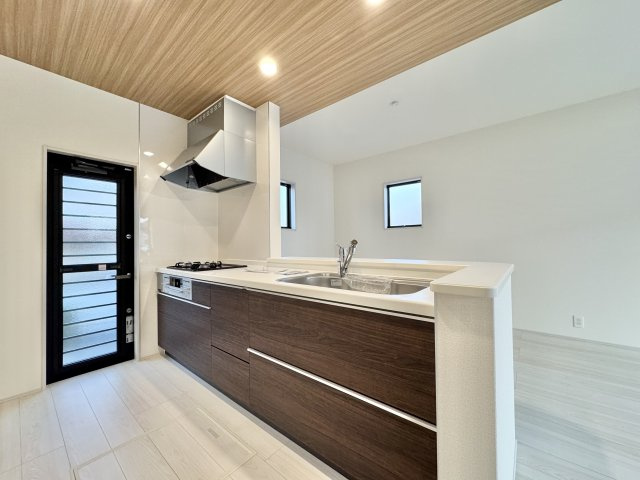 中央区遠州浜2丁目　1号棟のキッチン|使い勝手の良いシステムキッチンは収納力豊富！床下収納は食材の保管に便利です！