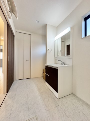 中央区遠州浜2丁目　1号棟の独立洗面台|洗面室も広々！ふたり並んでも圧迫感を感じません！