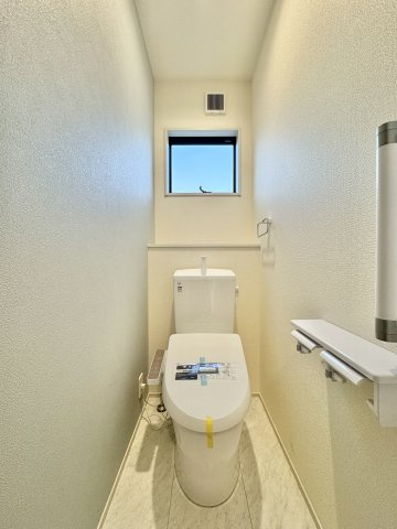 中央区遠州浜2丁目　1号棟のトイレ|窓のついた清潔感と明るさのあるトイレです。