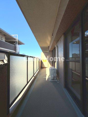 【バルコニー】 | メッツ立石 | 【バルコニー】幅もあって、奥行きもあるゆとりのバルコニー。洗濯物を干したり乾かしたりだけでなく、ただ出てみるだけでも気持ちいいですよ。