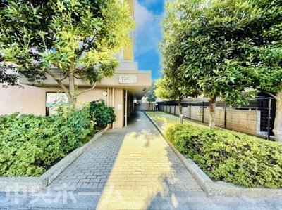 【エントランス】 | メッツ立石 | 【エントランス】マンションのエントランスは、その物件の印象を決める、顔とも言える場所です。毎日通る場所ですからきれいなのが一番です。エントランス内はオートロックですので暮らしの安全も確保されています。