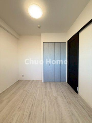 【寝室】 | メッツ立石 | 【寝室】心と体をゆったりと安らげる主寝室。寝室のゆとりが大きい分だけ、暮らしの安らぎは深まります。一日の疲れを癒すだけでなく、ご夫婦の親密な語らいを紡ぎ出します