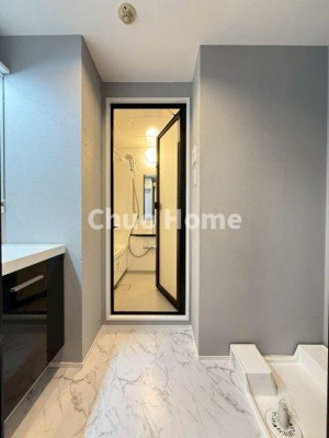 【脱衣所】 | メッツ立石 | 【洗面所】明るい洗面所は朝をすっきりさせてくれる空間です。バタバタしている忙しい朝でも収納が多い洗面台では短い時間で効率良く支度ができます。