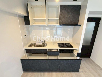 【キッチン】 | メッツ立石 | 【システムキッチン】ワイドで収納豊富な使い勝手の良いシステムキッチンには、伸縮タイプのキッチン水栓、三ツ口コンロ・魚焼きグリルなどの便利な設備が標準完備されています。