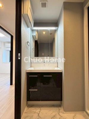 【独立洗面台】 | メッツ立石 | 【洗面化粧台】洗面化粧台には三面鏡を採用。身だしなみを整えやすい事はもちろんですが、鏡の後ろに収納スペースを設ける事により、散らかりやすい洗面スペースをすっきりさせる事が出来るのも嬉しいですね