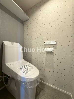 【トイレ】 | メッツ立石 | 【トイレ】 収納スペースをしっかりと確保した温水洗浄便座機能付きトイレ。温水洗浄便座は清潔にお使いいただくための大切なアイテムです。