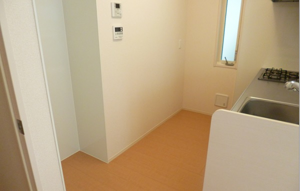 アリエスマンションのその他|キッチンの後ろに冷蔵庫置場が御座います(^O^)