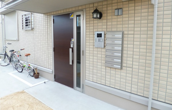 アリエスマンションのエントランス|オートロック付きでセキュリティ充実です(^O^)