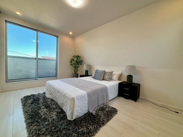 目黒区平町2丁目　中古戸建の洋室|大きな窓からたっぷりと陽光が注がれる明るい居室。一日の疲れを癒し、時を忘れて過ごせる空間です！

現地ご見学希望・資料請求などお気軽にお問い合わせ下さい！
03-5990-5201