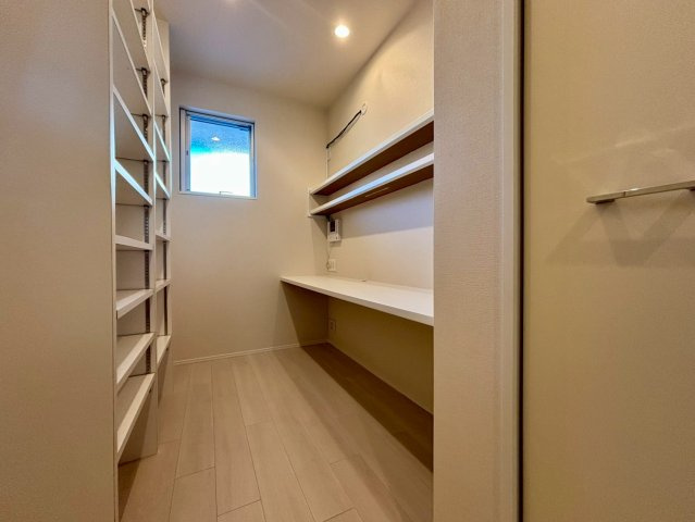 目黒区平町2丁目　中古戸建の収納|デスクワークスペースや収納スペースなど様々な使い方ができるDENあり！

現地ご見学希望・資料請求などお気軽にお問い合わせ下さい！
03-5990-5201