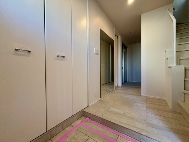 目黒区平町2丁目　中古戸建の玄関|収納スペースを配置した玄関。靴やレインコートなど、お出かけグッズを収納できます！

現地ご見学希望・資料請求などお気軽にお問い合わせ下さい！
03-5990-5201